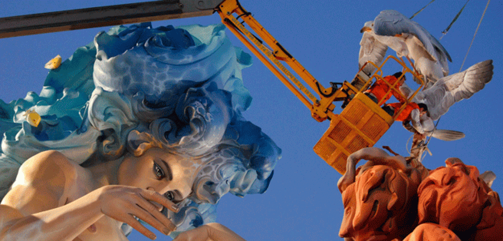 Últimos retoques a los ninots de las Fallas de Valencia 2010