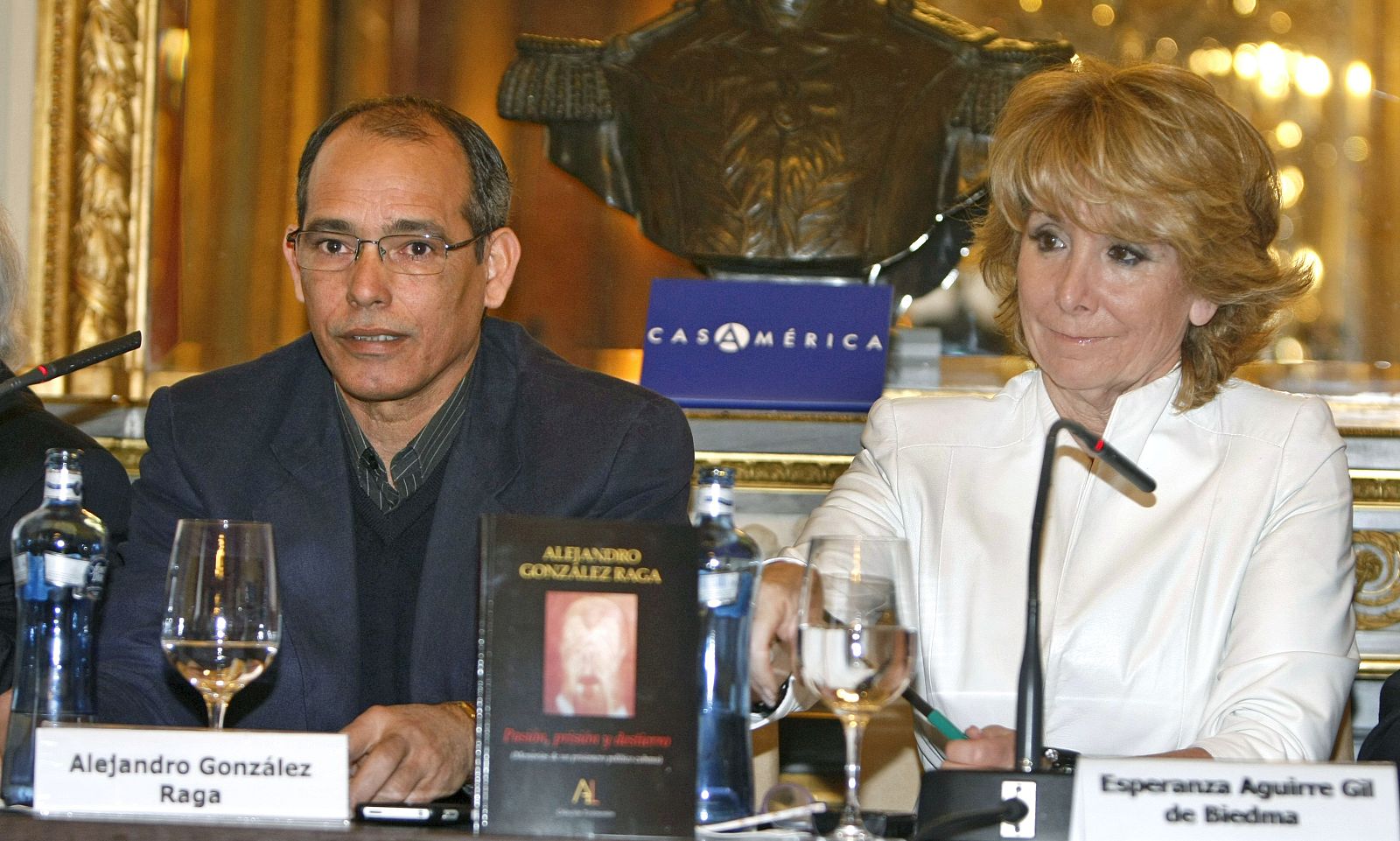 La presidenta de la Comunidad de Madrid, Esperanza Aguirre (d), junto al disidente cubano Alejandro González Raga, durante la presentación de un libro de éste.
