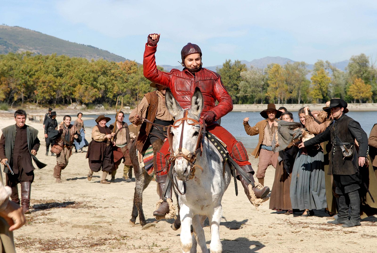 Escena del capítulo de Águila Roja en el que interviene Jorge Lorenzo.