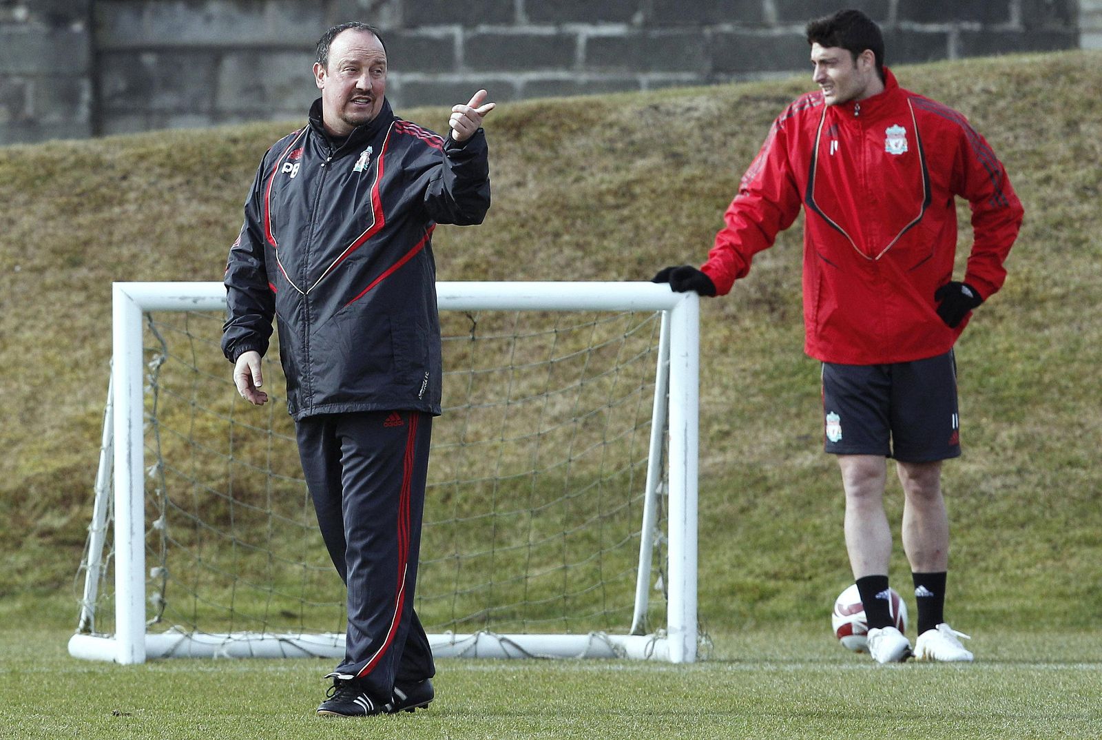 Benítez gesticula en un entrenamiento mientras Albert Riera observa al fondo.
