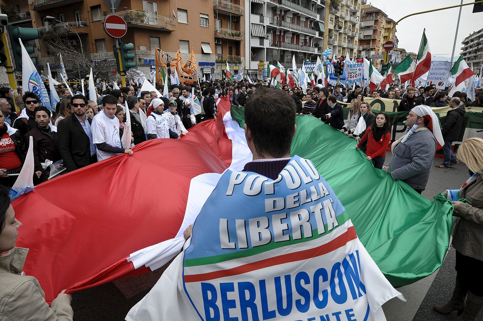 Berlusconi y su partido se manifiestan contra "la persecución" judicial