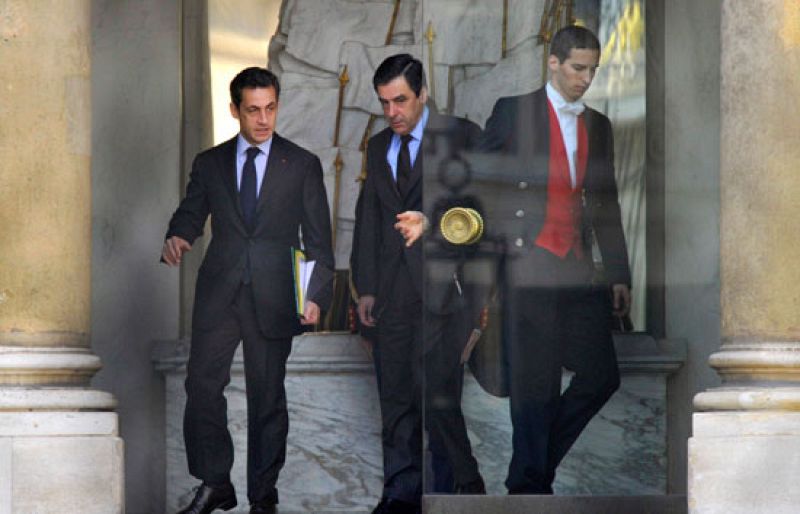 Sarkozy convierte a su ministro de Trabajo en el principal chivo expiatorio de la debacle electoral