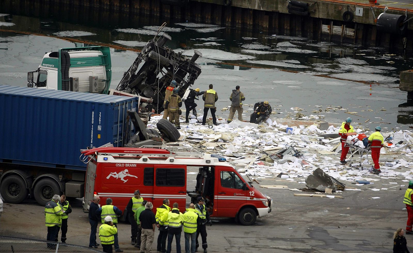 Las autoridades desconocen por el momento la causa por la que los vagones se soltaron del tren y acabaron arrasando un edificio de oficinas en esa zona portuaria, antes de caer al mar.