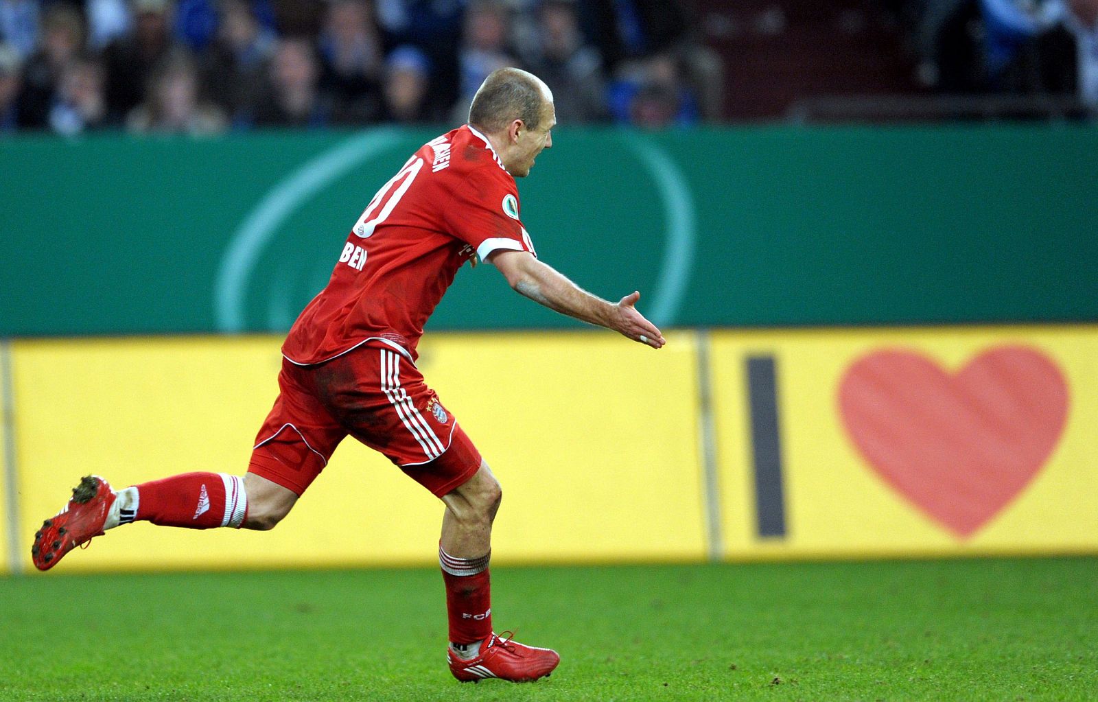 Robben celebra su gol ante el Schalke 04, que supuso la victoria y el pase a la final para el Bayern de Múnich.