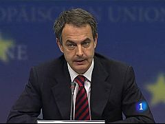 Zapatero pide "una solución europea" para Grecia y Merkel insiste en acudir al FMI