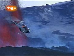Continúa la erupción de un volcán en Islandia entre dos glaciares