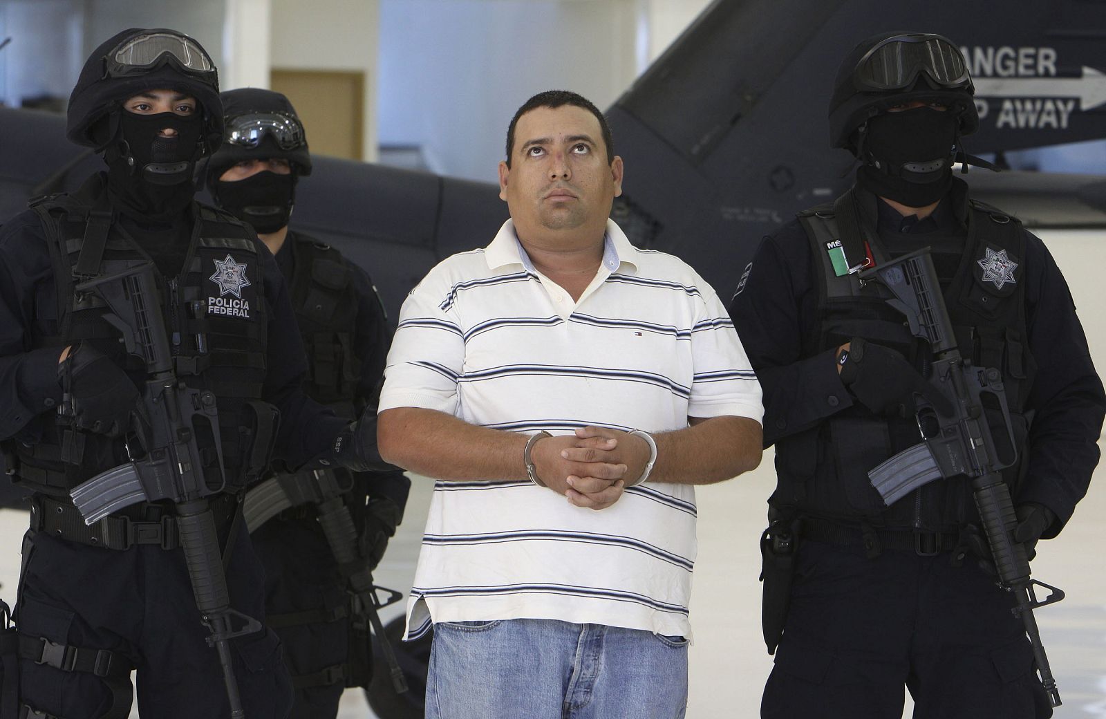 Miembros de la Policía Federal de México escoltan a José Antonio Medina Arreguín, alias "Don Pepe"