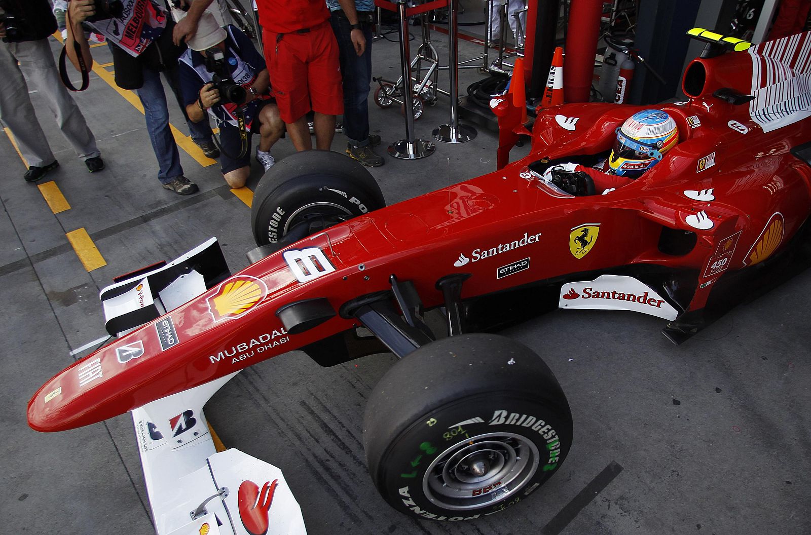 Fernando Alonso sale del pit lane durante los entrenamientos libres del GP de Australia.