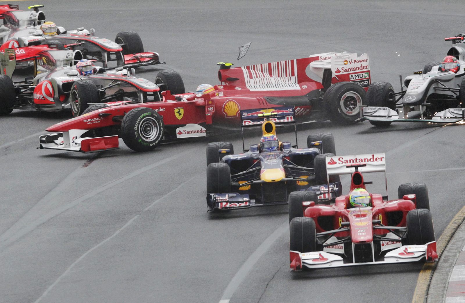 El accidente de Fernando Alonso en la salida del GP de Australia dio al traste con sus aspiraciones de podio.