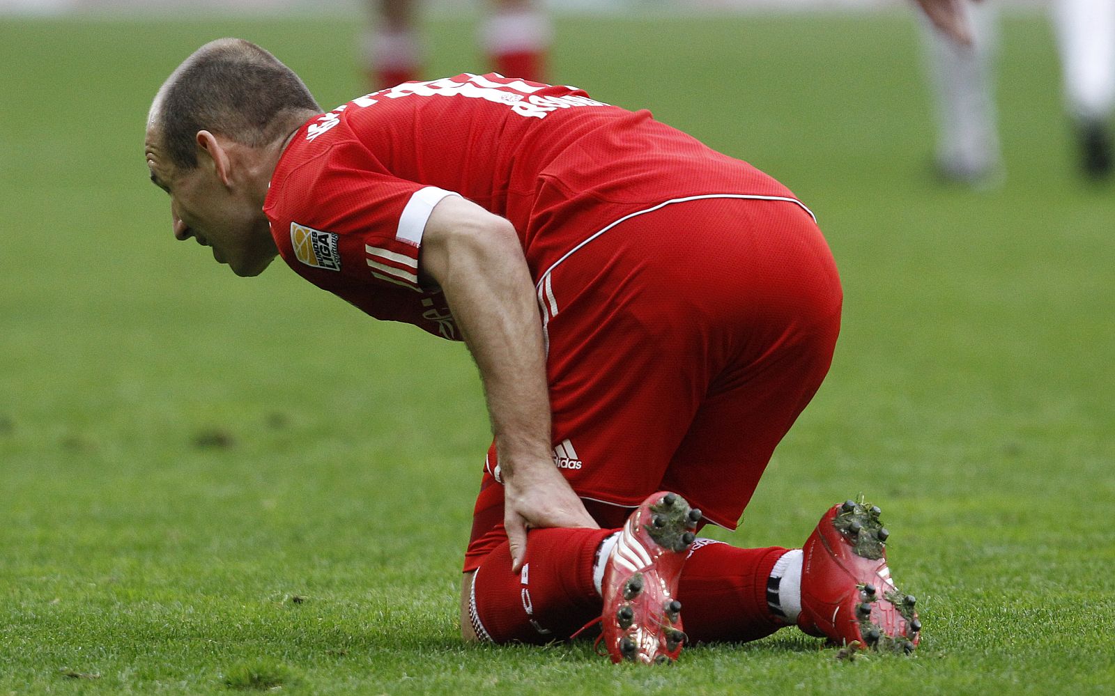 Robben se lleva la mano a su gemelo durante el patido del Bayern ante el Stuttgart.