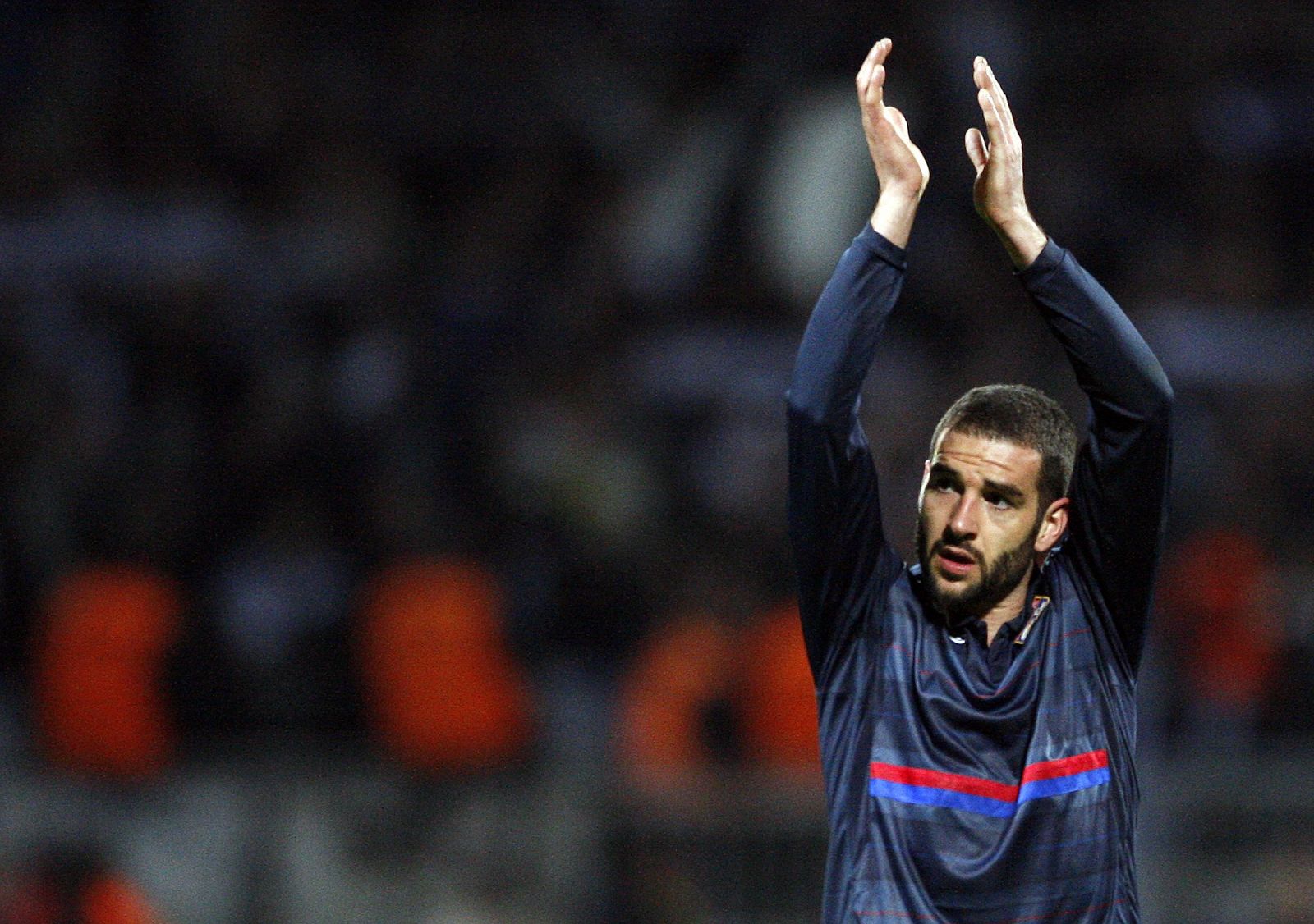 Lisandro aplaude a la afición de Gerland tras el triunfo por 3-1 del Olympique de Lyon