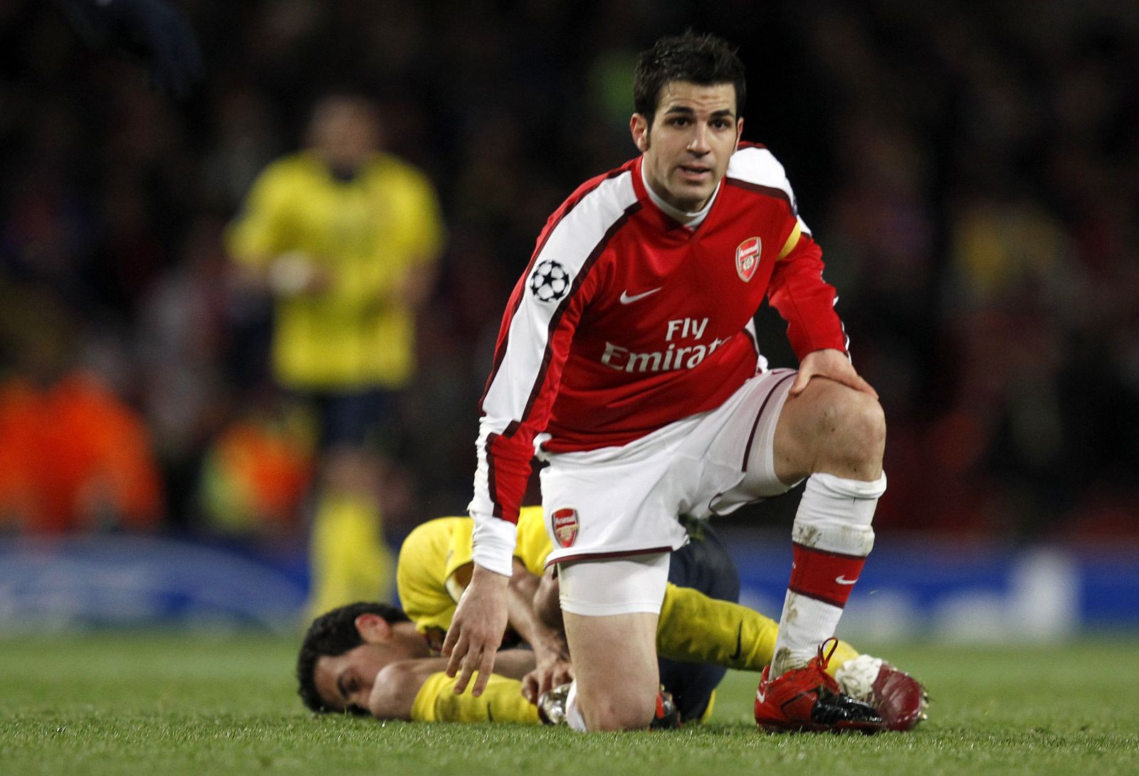 Fábregas reacciona con frustración después de cometer falta sobre Busquets y ganarse la amarilla que le impide jugar en el Camp Nou.