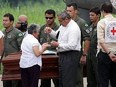 Las FARC entregan los restos del coronel muerto hace cuatro años durante su secuestro