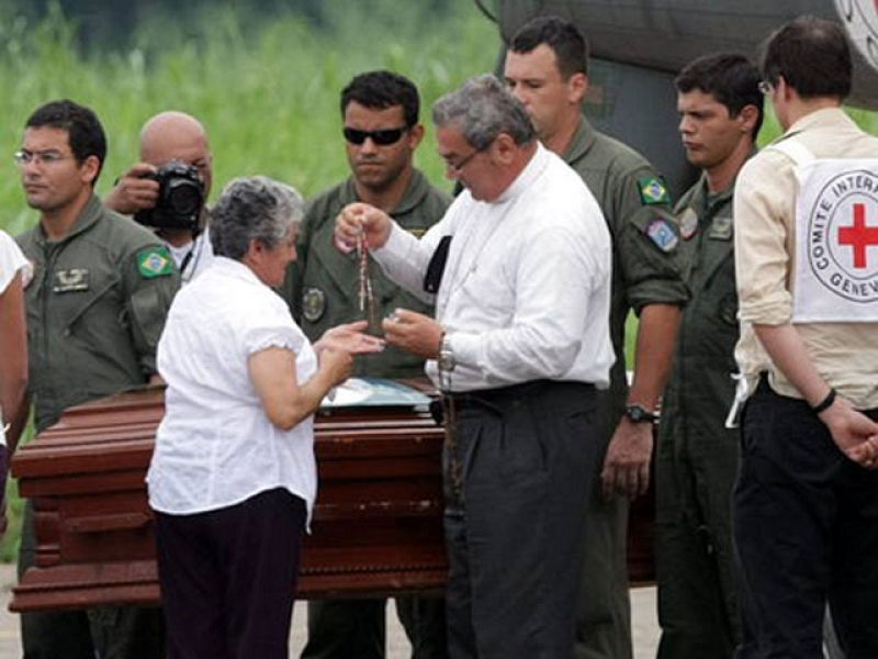 Las FARC entregan los restos del coronel muerto hace cuatro años durante su secuestro