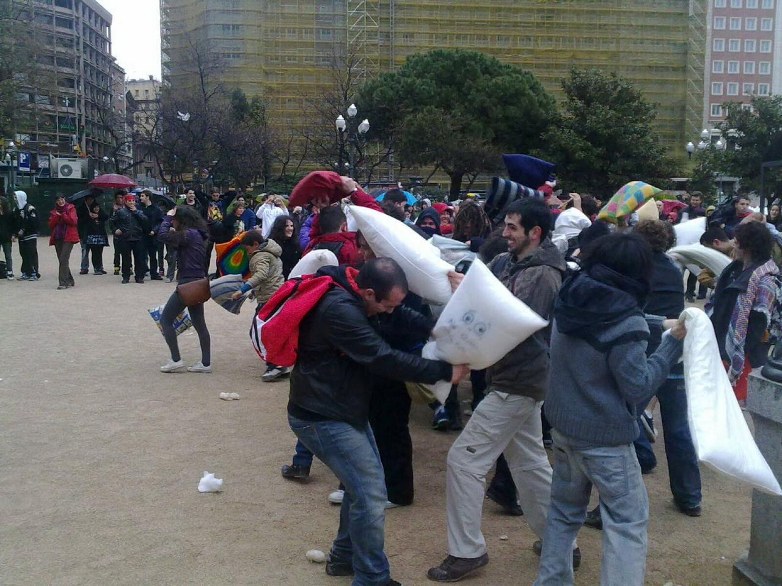 Batalla de almohadas en la Plaza de España de madrid