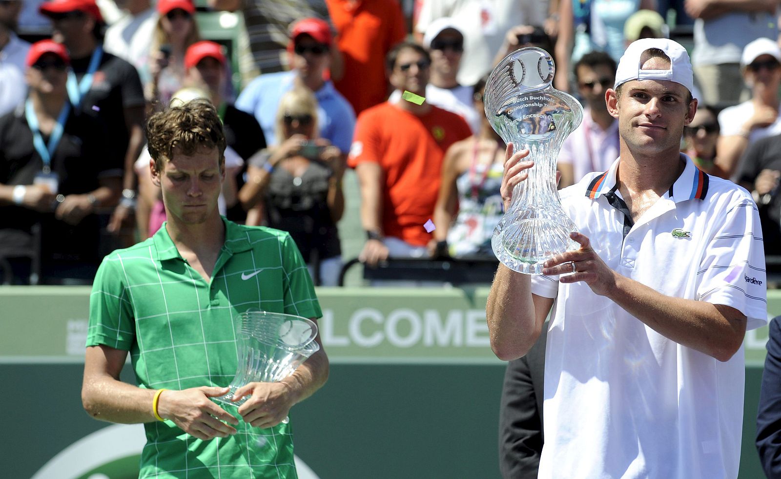 El tenista estadounidense Andy Roddick (dcha) sostiene su trofeo junto al checo Tomas Berdych tras la final del Torneo de Miami