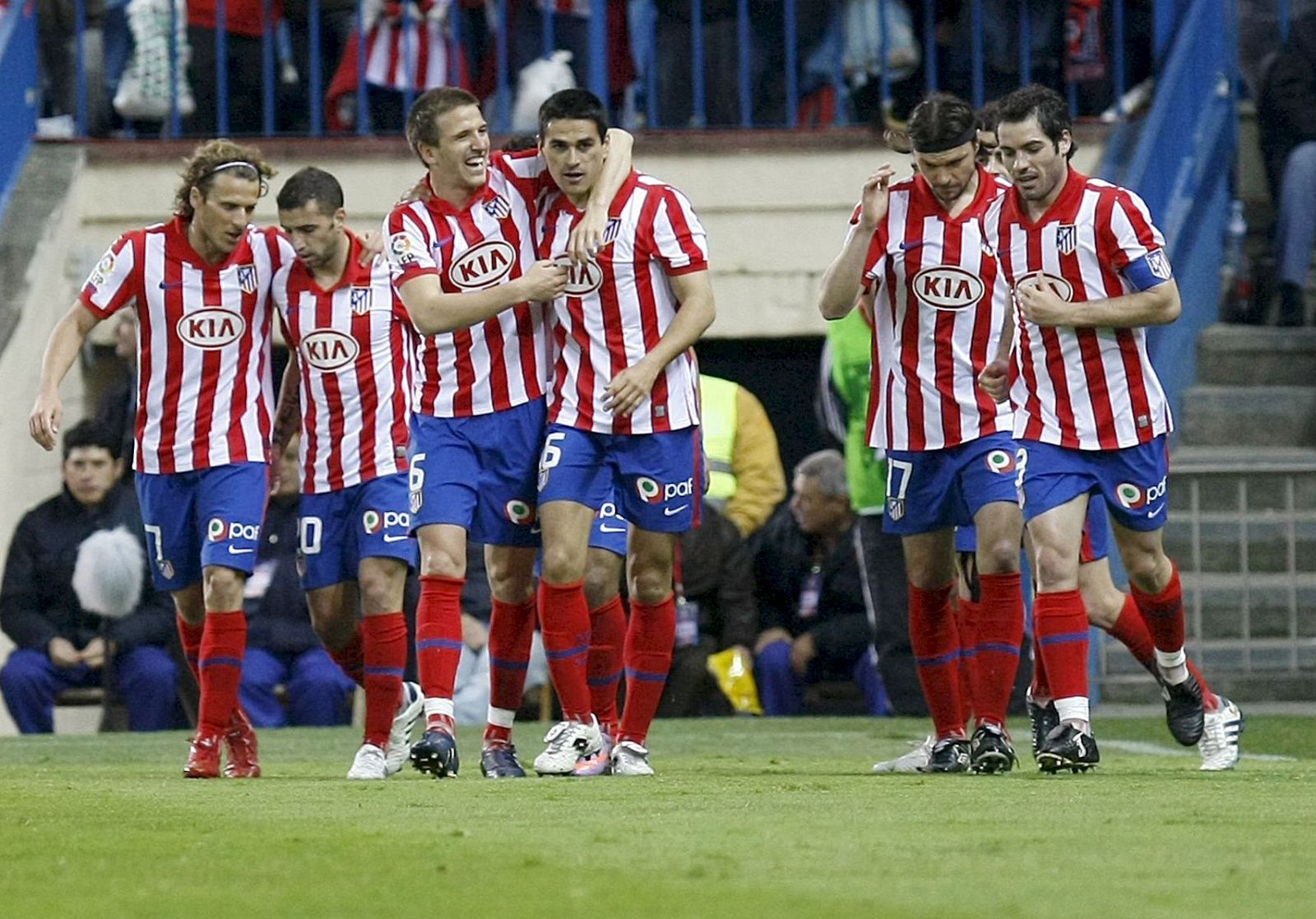 Los jugadores del Atlético de Madrid celebran el primer gol del encuentro, anotado por Juan Gutiérrez 'Juanito'