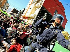 Dos detenidos y varios heridos en nuevos disturbios por los derribos del barrio del Cabanyal