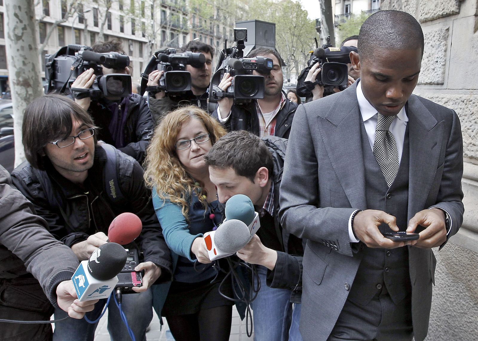 ETO'O DEMANDA AL FC BARCELONA