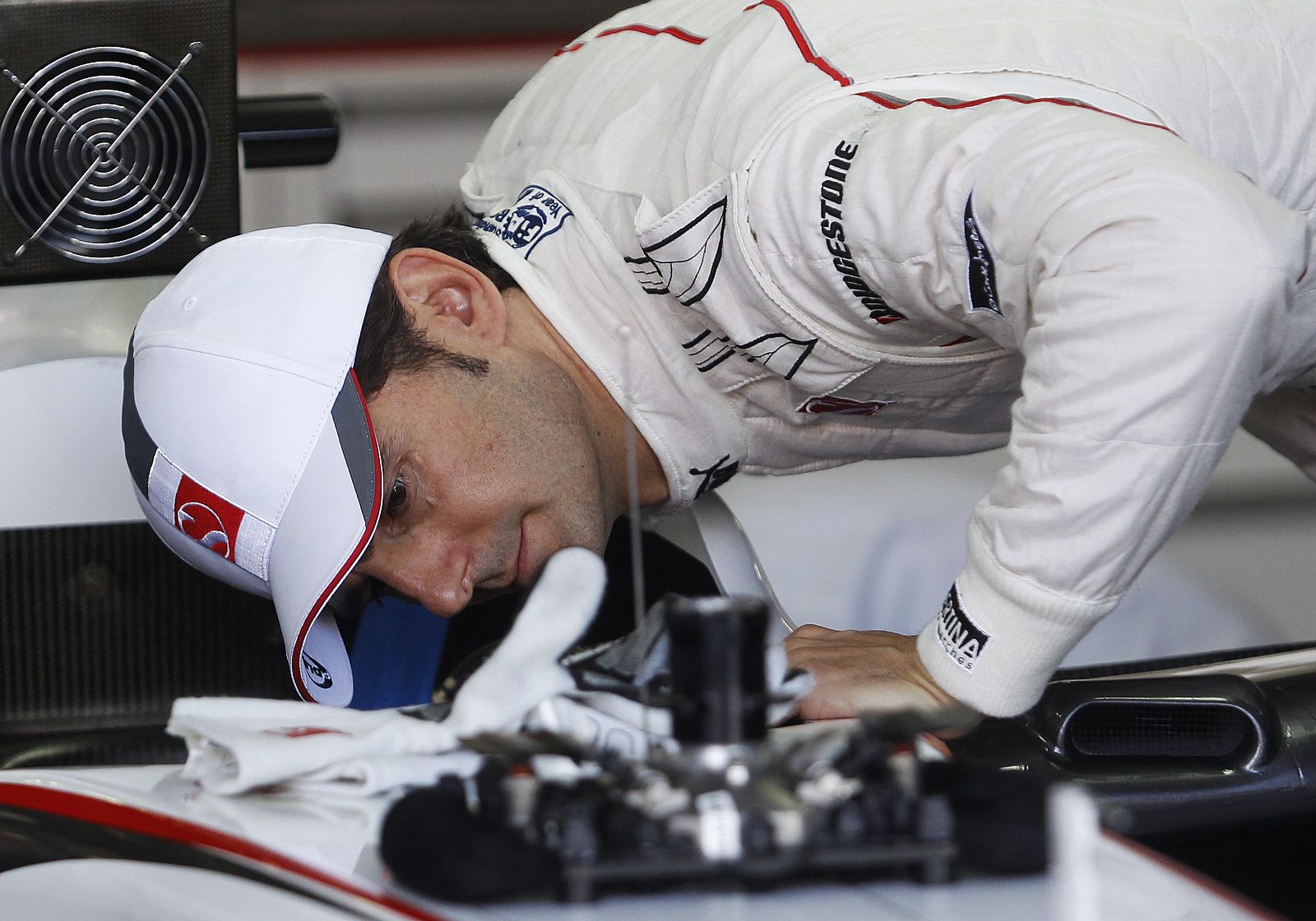 Pedro de la Rosa inspeccionando su Sauber en Melbourne