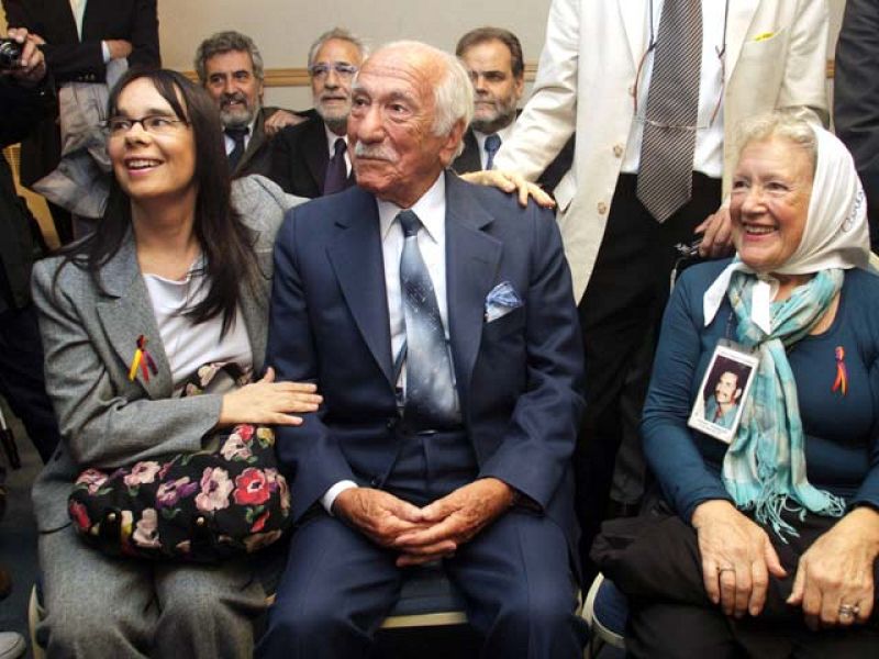 Presentan en Argentina la querella contra el "genocidio" del franquismo en apoyo a Garzón