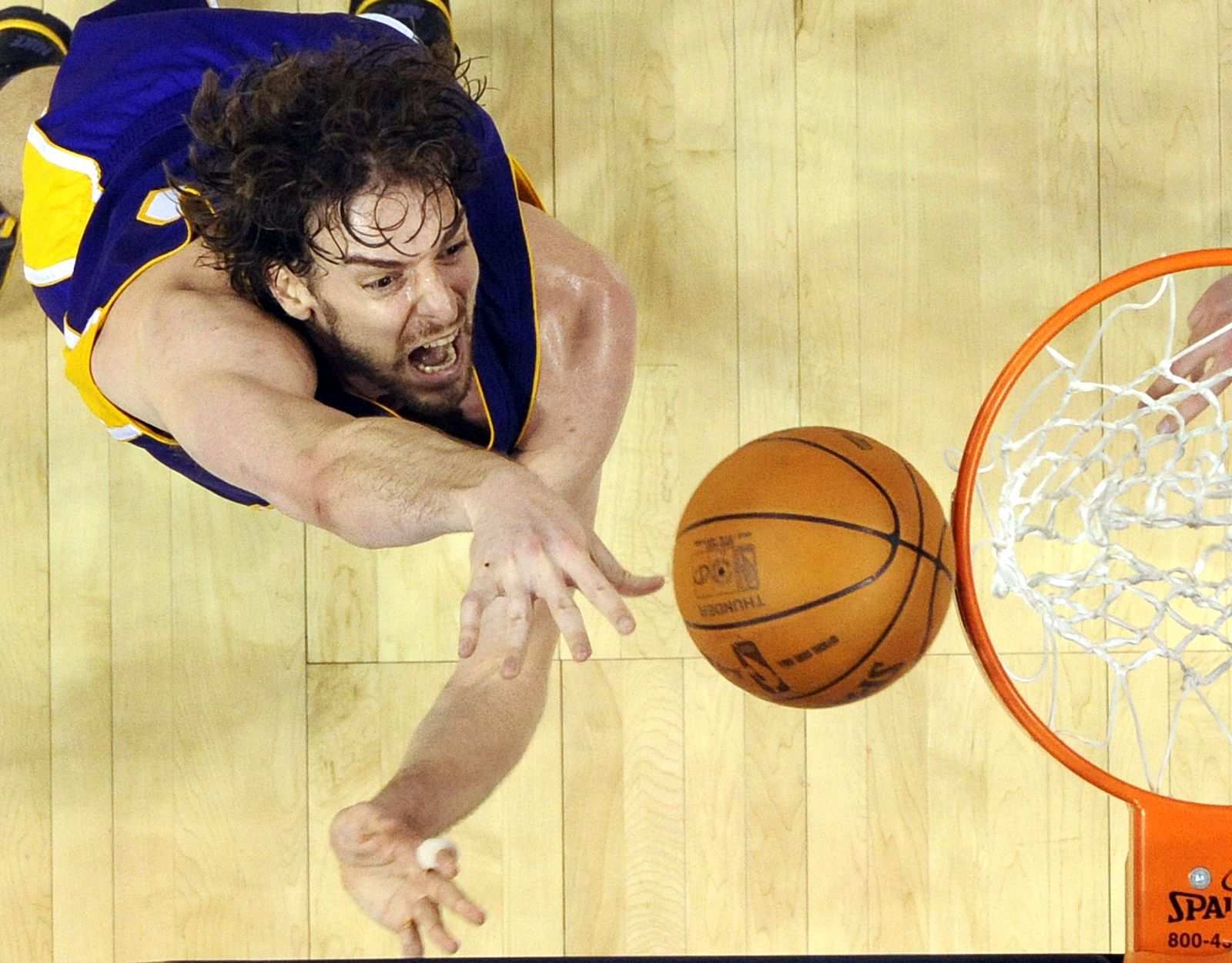 Pau Gasol intenta un lanzamiento