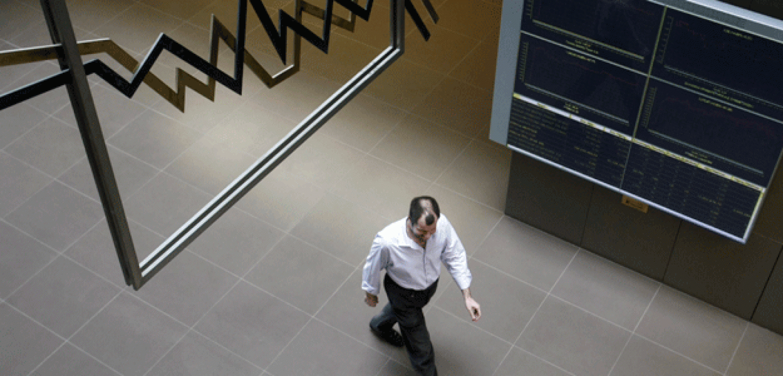 Un trabajador en el interior de la Bolsa de Atenas, donde este jueves han vuelto a inquietarse por el aumento del diferencial entre la deuda griega y los bonos alemanes