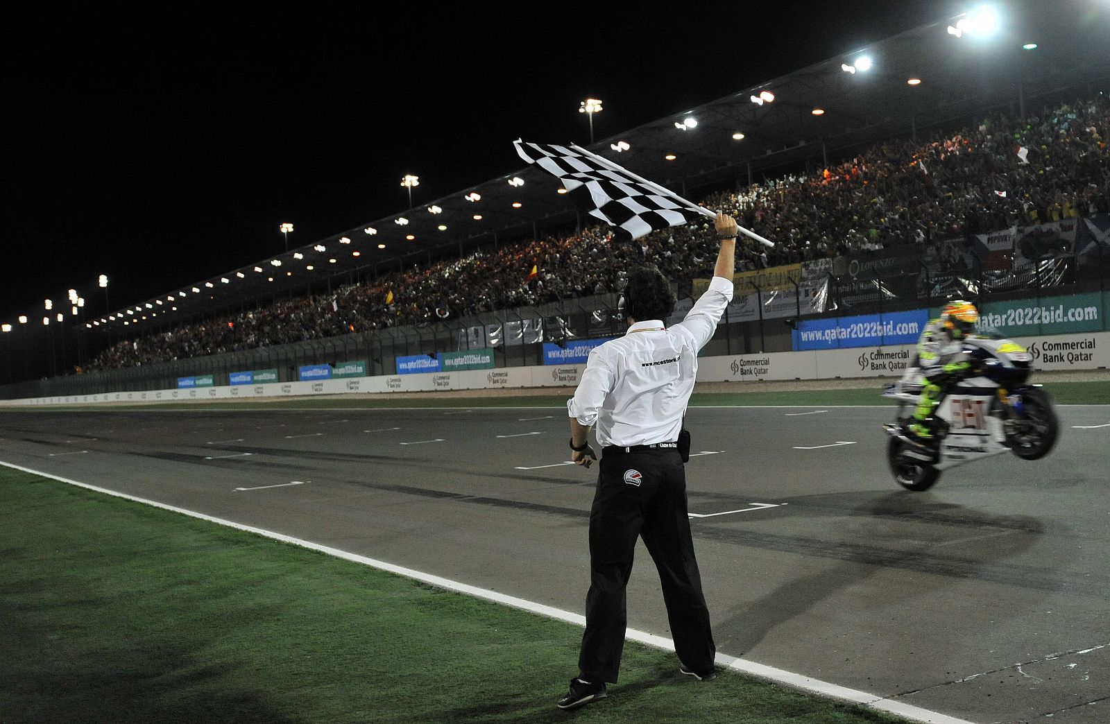 Valentino Rossi cruza la línea de meta del GP de Qatar y se queda sin gasolina en su moto.