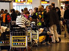 Al menos 1.120 vuelos entre España y el norte de Europa  se cancelan por la nube volcánica