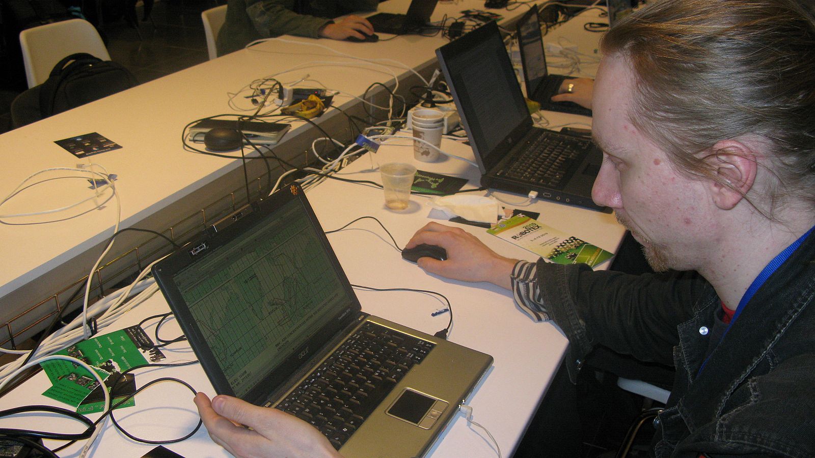 Un campusero consulta el avance de la nube volcánica