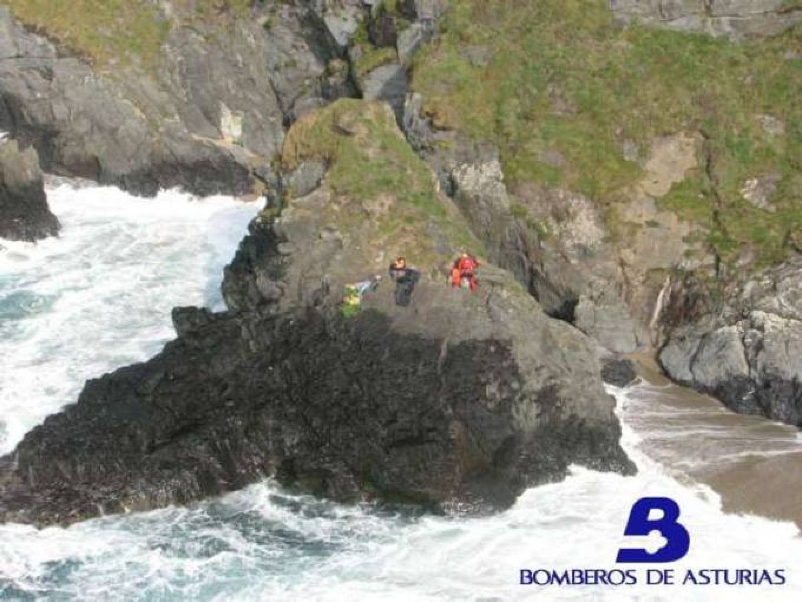 Los bomberos rescatan el cuerpo de hombre muerto en playa del Moro, Navia