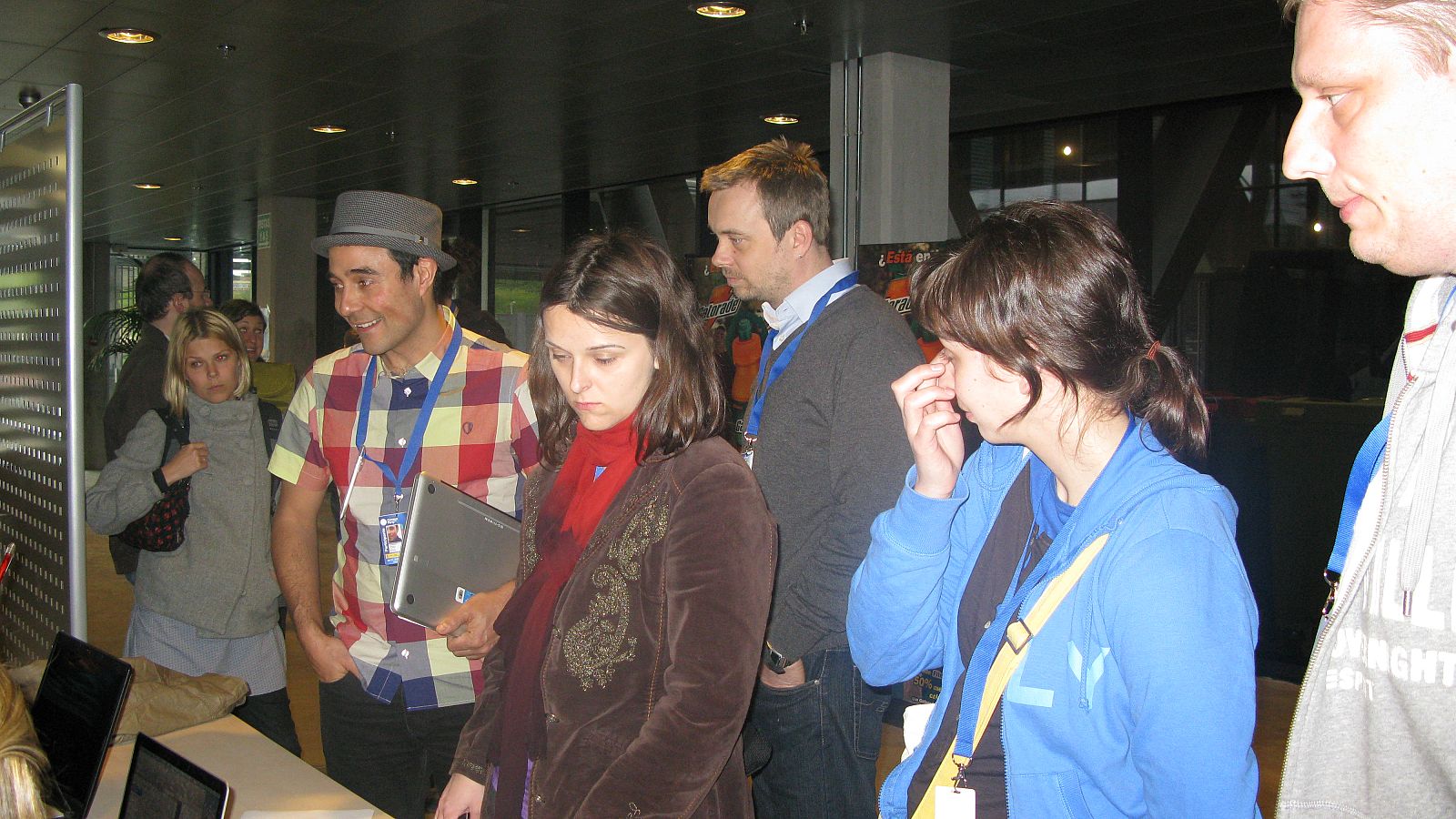 Los campuseros se acercan a los mostradores para informarse sobre cómo volver a casa