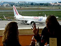 Aena reabre todos los aeropuertos cerrados por la proximidad de la nube volcánica