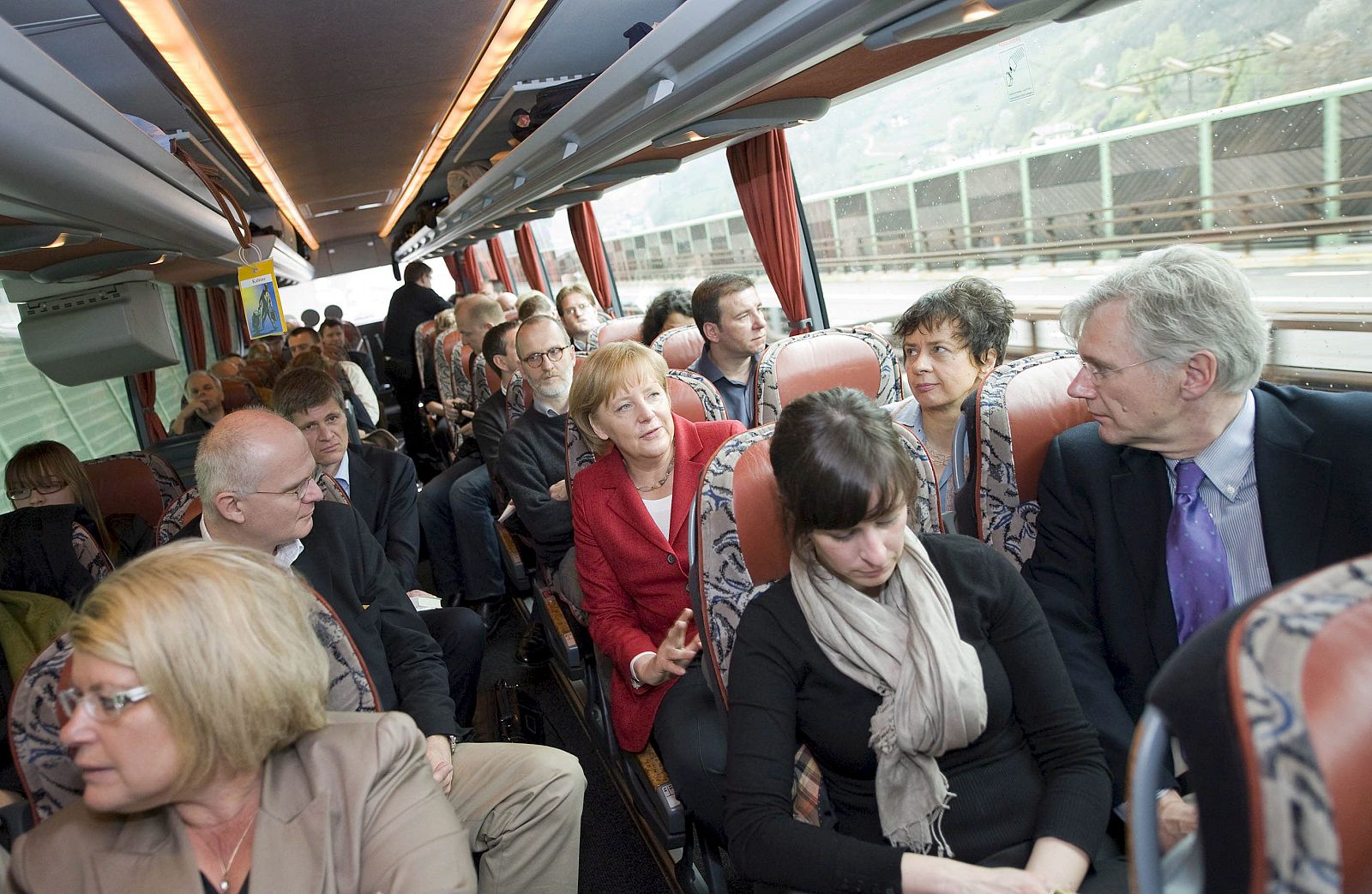 LA NUBE DE CENIZAS VOLCÁNICAS OBLIGA A MERKEL A TERMINAR EN AUTOBÚS SU REGRESO DESDE ESTADOS UNIDOS