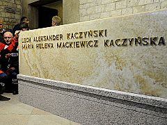 Los restos de Lech Kaczynski reposan en el castillo de Wawel junto a los reyes de Polonia