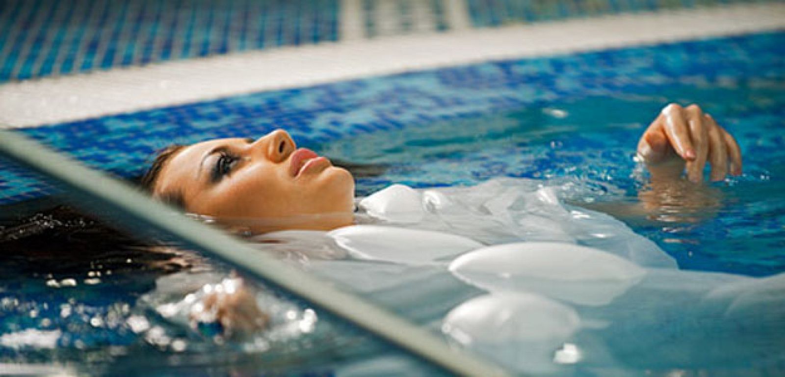 Eurovisión 2010 - Safura en la piscina