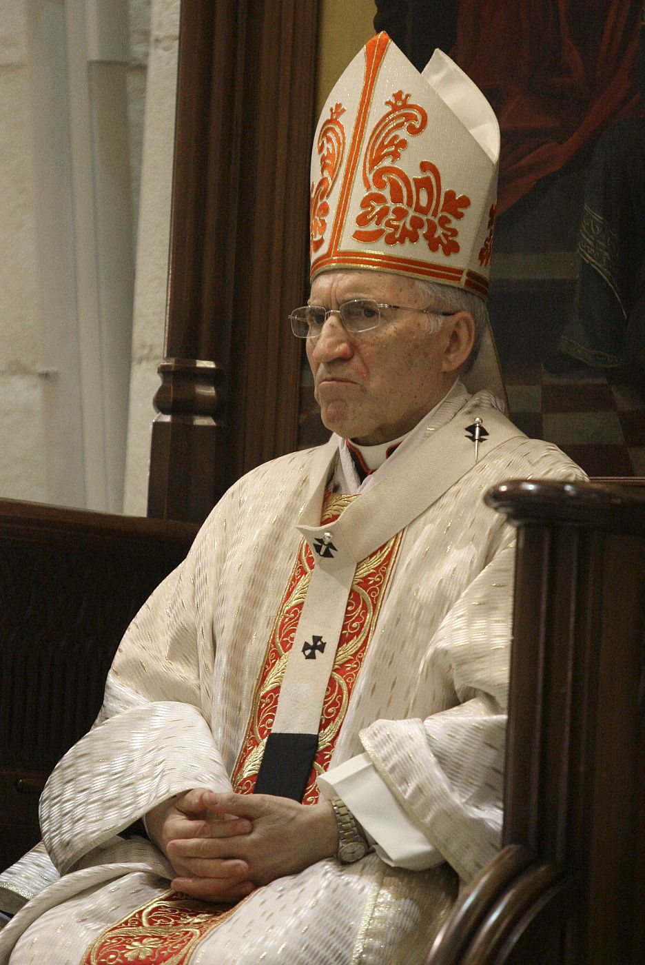 El presidente de la Conferencia Episcopal Española, Antonio María Rouco Varela (d), muestra su apoyo al Papa