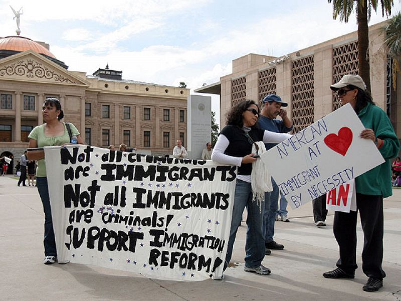 La gobernadora de Arizona promulga una ley que criminaliza la inmigración ilegal