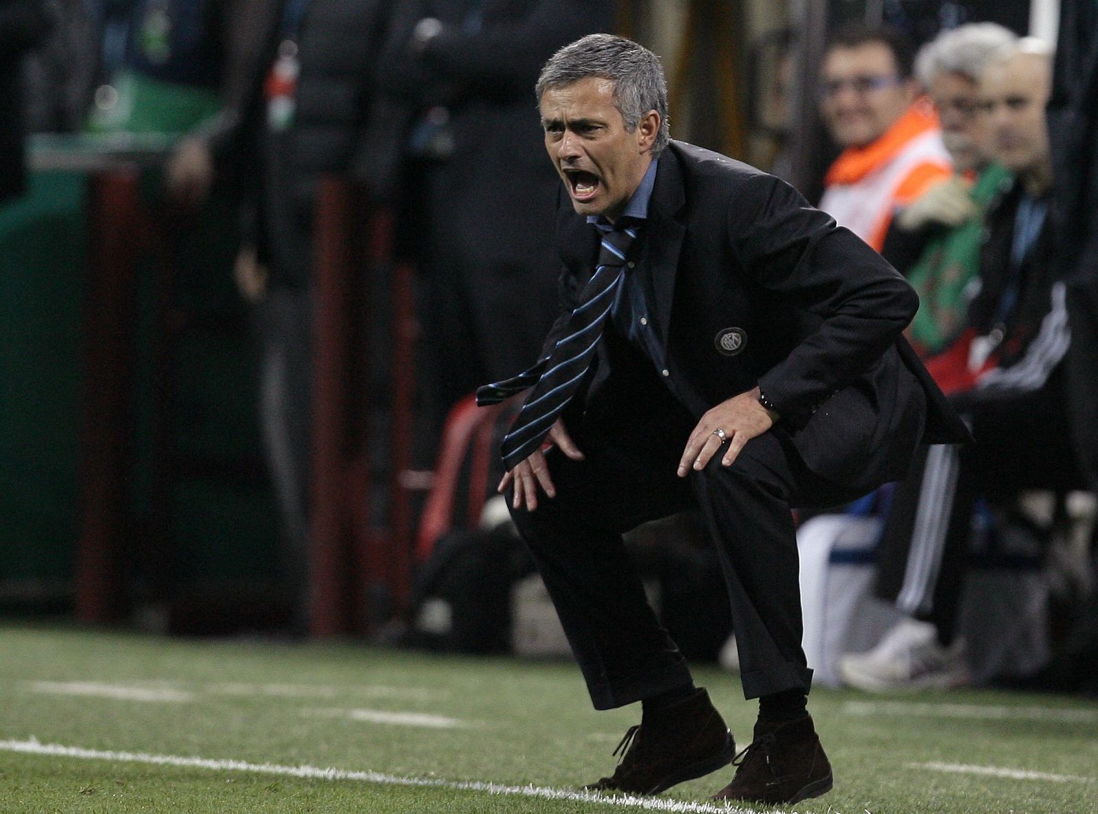 Mourinho da instrucciones a sus jugadores en el partido de ida de semifinales entre el Inter y el Barça.