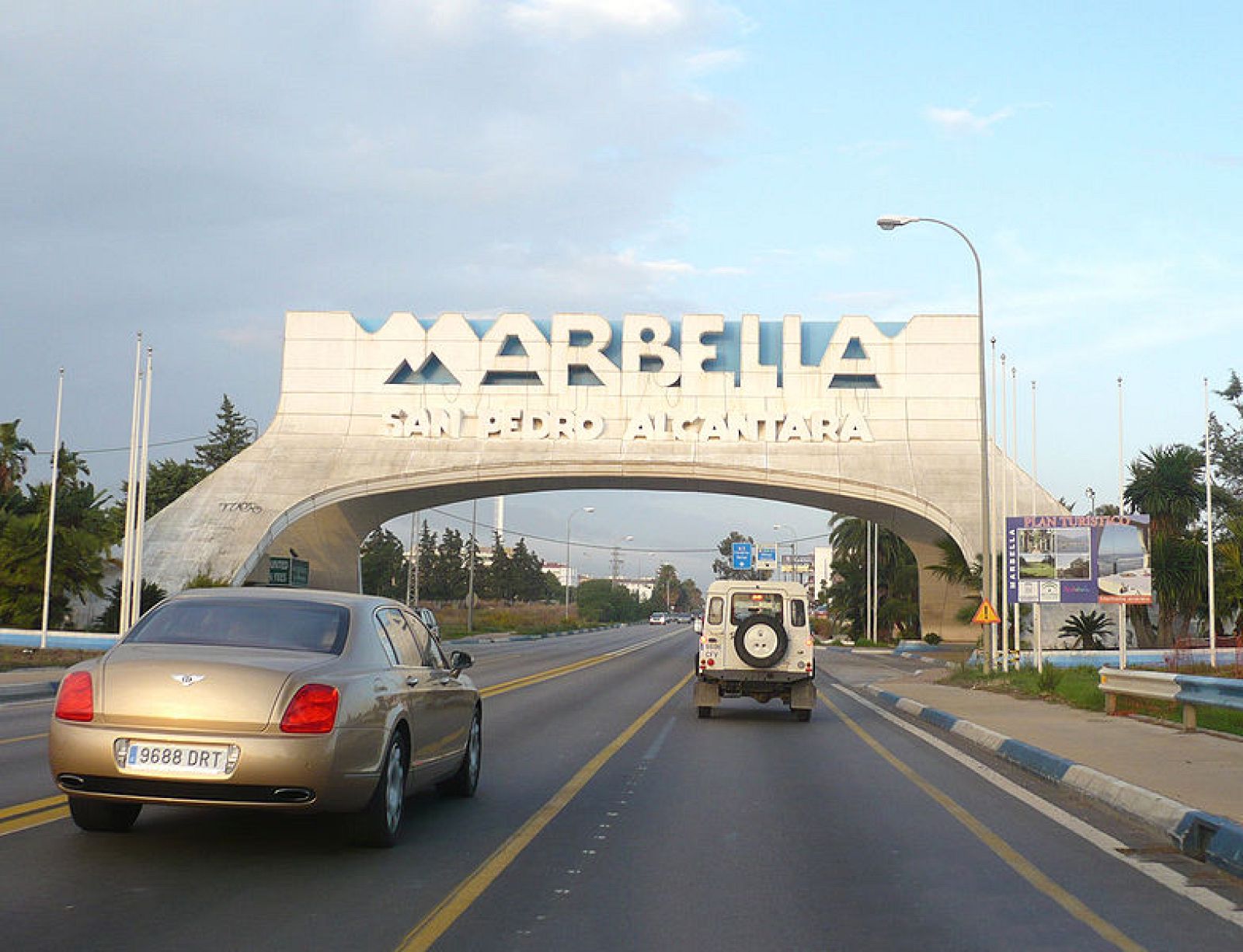 Uno de los arcos de la entrada de Marbella, construído hace 18 años y símbolo de la "era Gil", está siendo desmontado