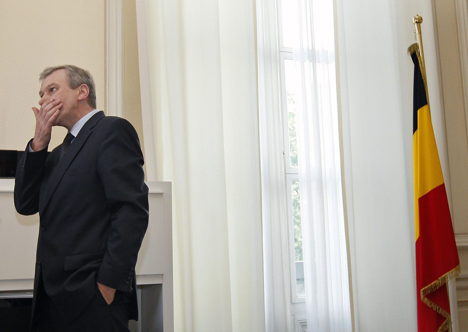 El primer ministro belga, Yves Leterme, se enfrenta a una difícil situación tras la caída oficial de su Gobierno.