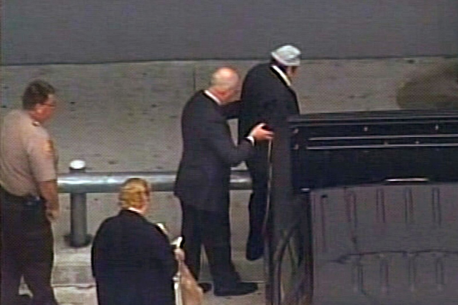 Manuel Noriega, en el aeropuerto de Miami para su extradición a París