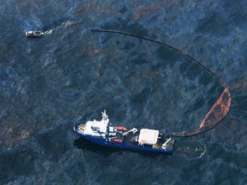 EE.UU. se moviliza para luchar contra el vertido de petróleo que amenaza sus costas