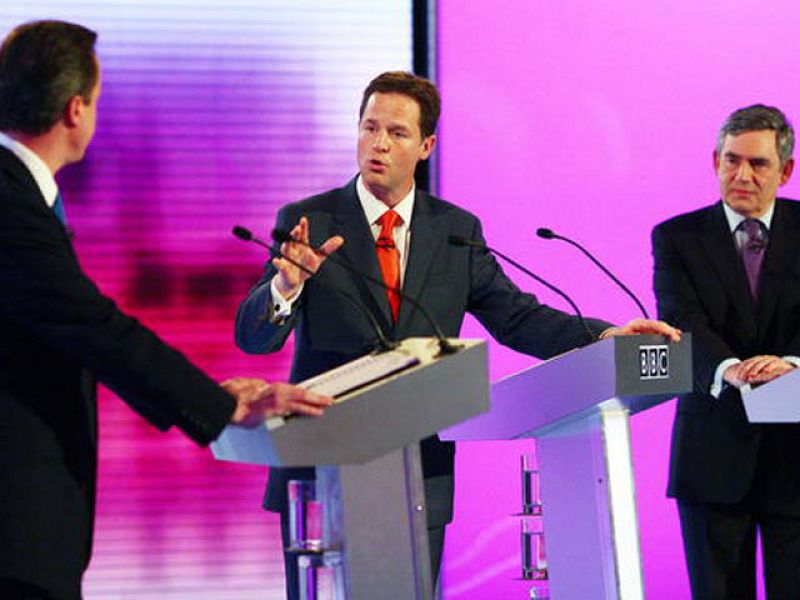 Gran remontada de Cameron ante un 'tocado' Clegg y un 'hundido' Brown en el último debate