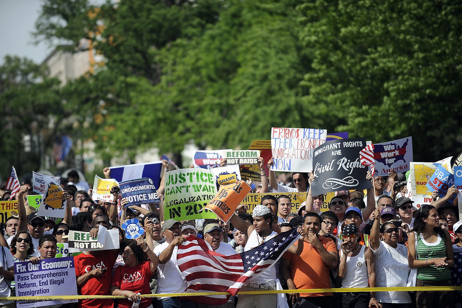 LOS LATINOS SALEN A LA CALLE A EXIGIR A OBAMA EL PAGO POR SU APOYO ELECTORAL