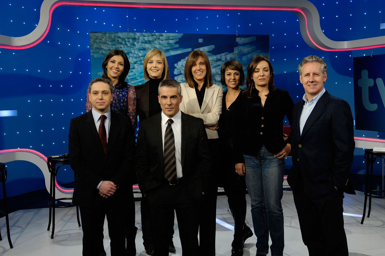 Los presentadores de los distintos Informativos, junto a Lorenzo Milá