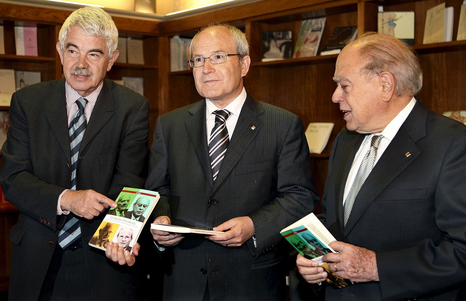 El presidente de la Generalitat, José Montilla, y los ex presidentes, Jordi Pujol  y Pasqual Maragall ,durante la presentación del libro "Els quatre Presidents".