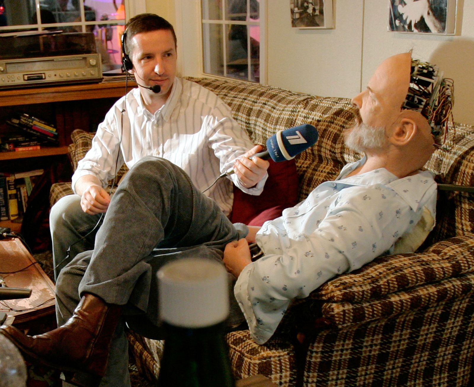 Russian television reporter Vladimir Lenski interviews an android of science fiction author Philip K..