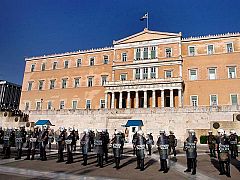 El Parlamento griego aprueba el plan de austeridad en medio de nuevas protestas