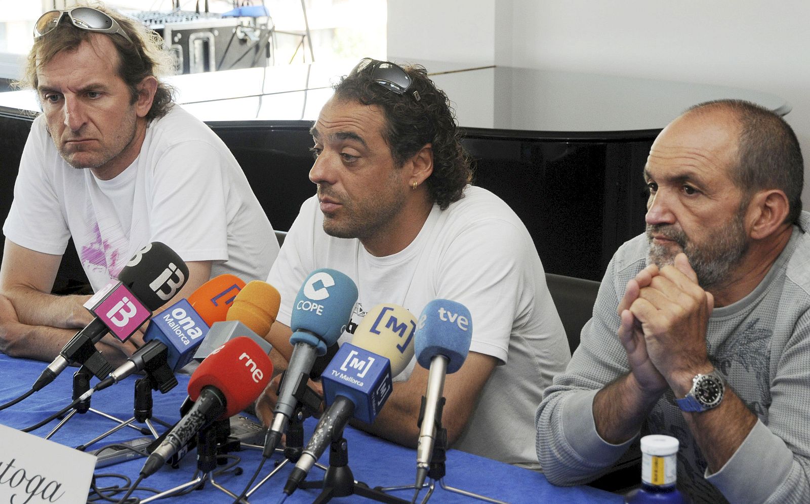 Los alpinistas Javier Pérez (i), Carlos Pauner (c), y Juanito Oiarzabal; compañeros de expedición del fallecido Tolo Calafat.